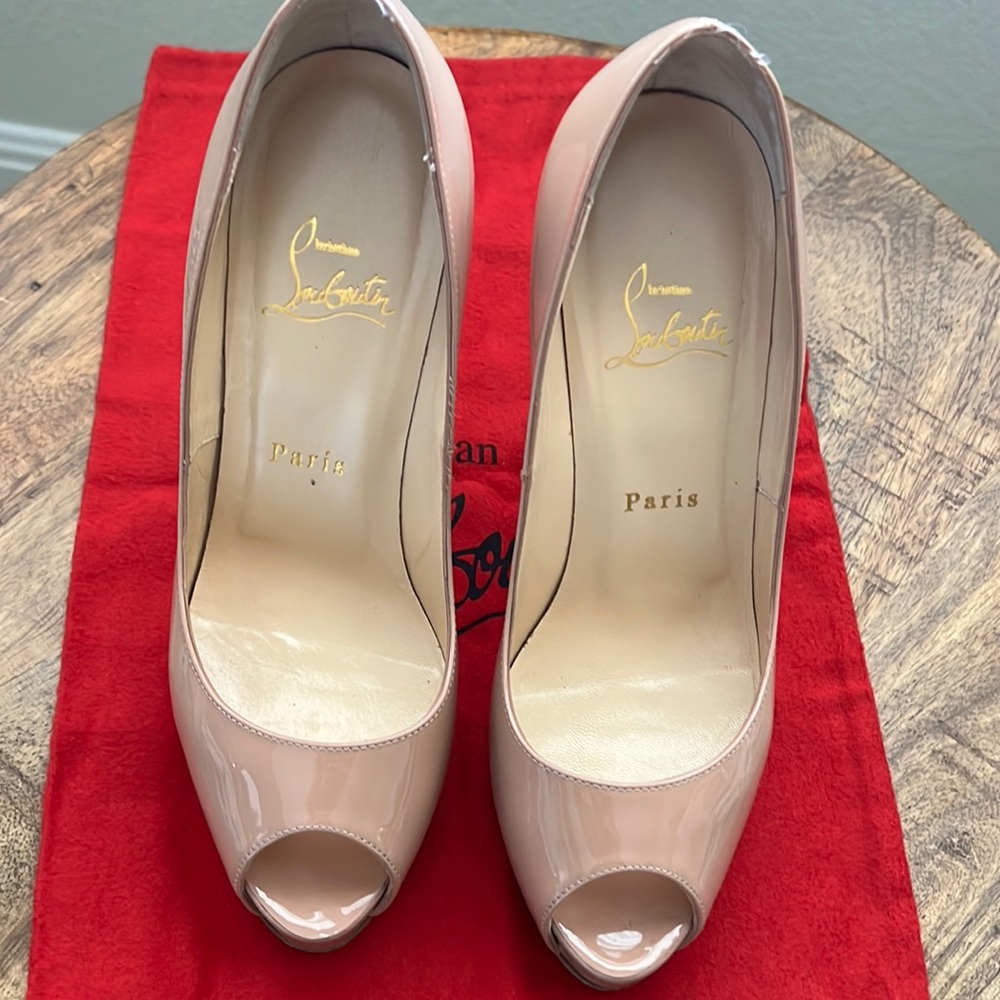 LIKE NEW Louboutin very Privy Patent Nude
